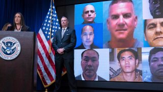 La subdirectora del Servicio de Inmigración y Control de Aduanas de Estados Unidos, Madison Sheahan, acompañada por el director interino de la agencia, Todd Lyons, habla durante una conferencia de prensa en la sede de la agencia en Washington, el miércoles 21 de mayo de 2025.