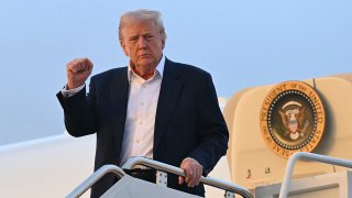 El presidente de Estados Unidos, Donald Trump, desembarca del Air Force One a su llegada a la Base Conjunta Andrews en Maryland, el 4 de mayo de 2025, de regreso a la Casa Blanca tras pasar el fin de semana en Florida.